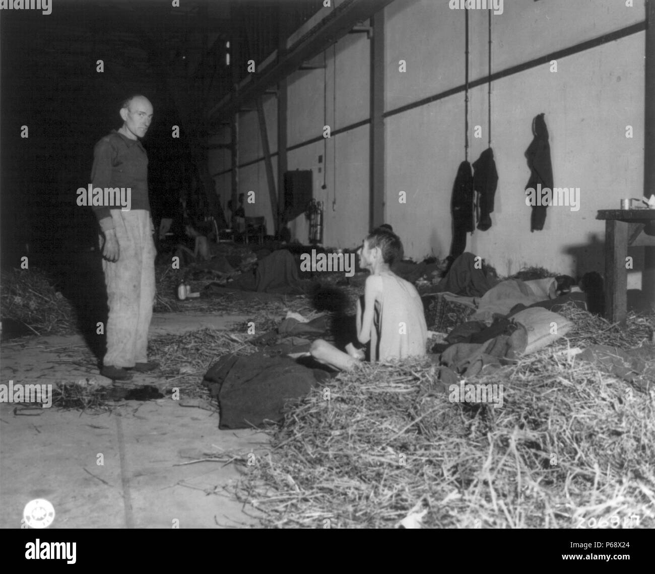 Photographie de Juifs hongrois après la suppression des camps de concentration nazis aux installations fournies par l'armée américaine. Datée 1945 Banque D'Images