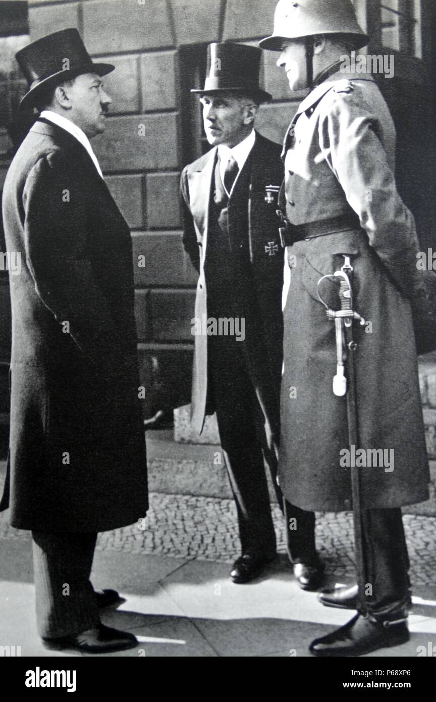 Adolf Hitler ; Franz von Papen (centre) et le général Werner von Blomberg, chef des Forces armées Banque D'Images
