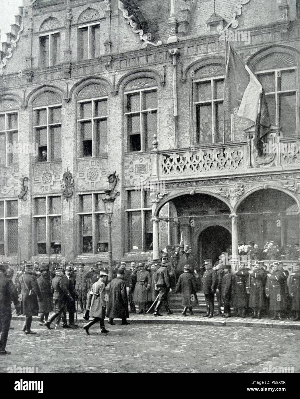 Photographie du Roi Albert Ier de Belgique rencontre avec le Président Raymond Poincaré à Furnes, Belgique. Datée 1915 Banque D'Images