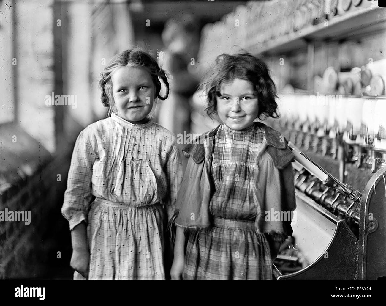 Photo de deux enfants travailleurs, un raveler et un looper, travaillant dans les usines de coton, Tifton USA. Datée 1910 Banque D'Images