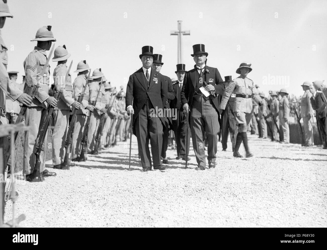 Photographie de l'arrivée du général Dill, Sir Horace Rumbold et Lord Peel au Cimetière des sépultures de guerre en Palestine. Datée 1936 Banque D'Images