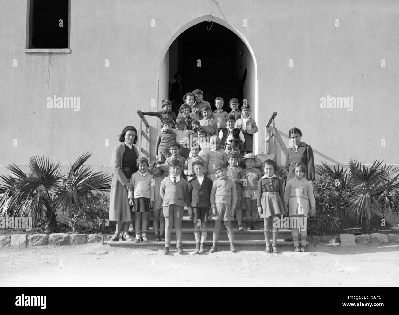 Photographie d'une classe de maternelle près de l'école technique, Haïfa. Datée 1936 Banque D'Images