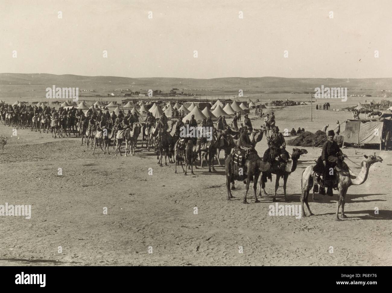 Photographie de l'armée turque Camel Corps à Beersheba pendant la Première Guerre mondiale. Datée 1915 Banque D'Images