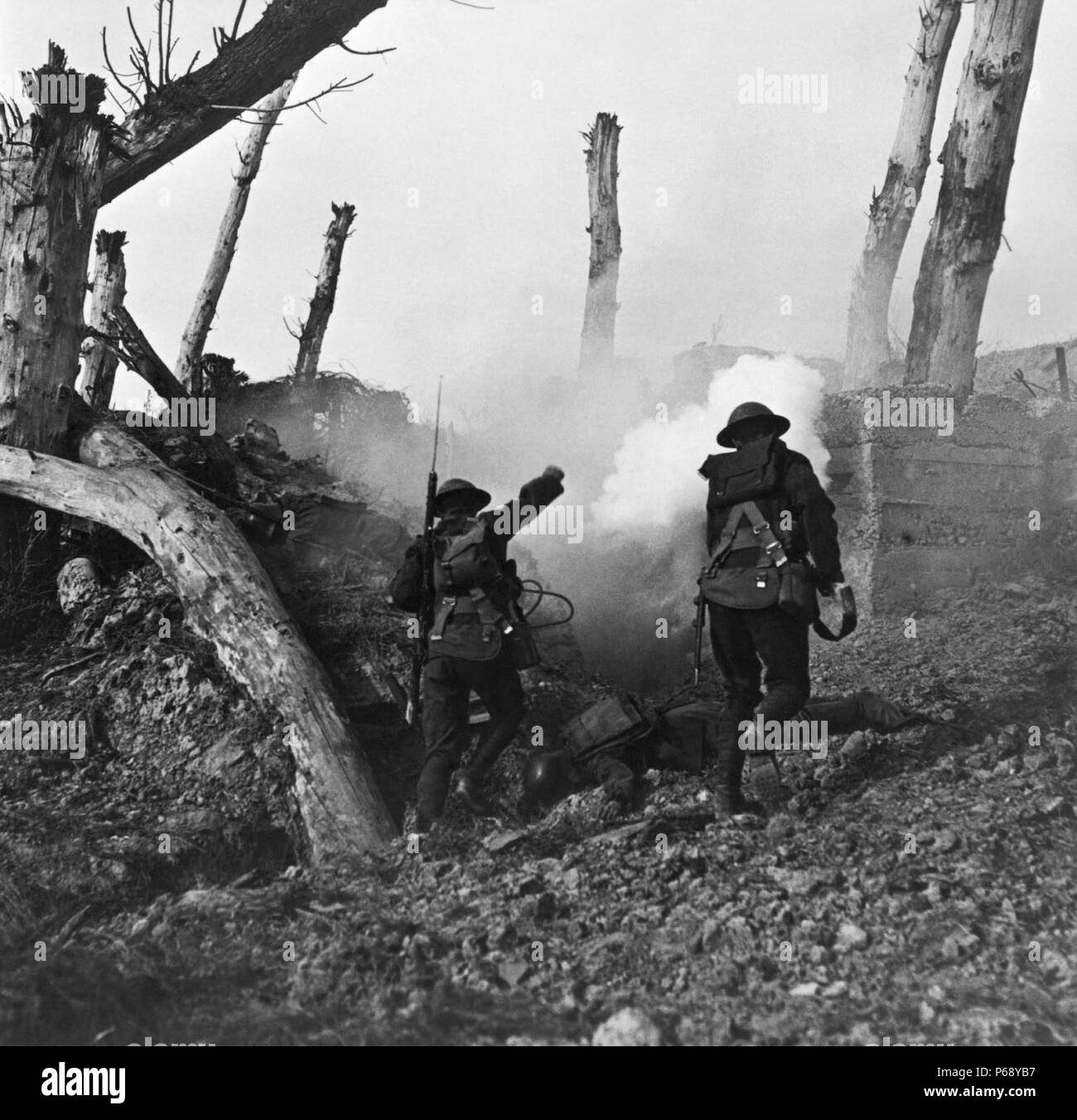 Photographie de soldats américains avançant sur un bunker allemand, au cours de la Première Guerre mondiale. Datée 1918 Banque D'Images