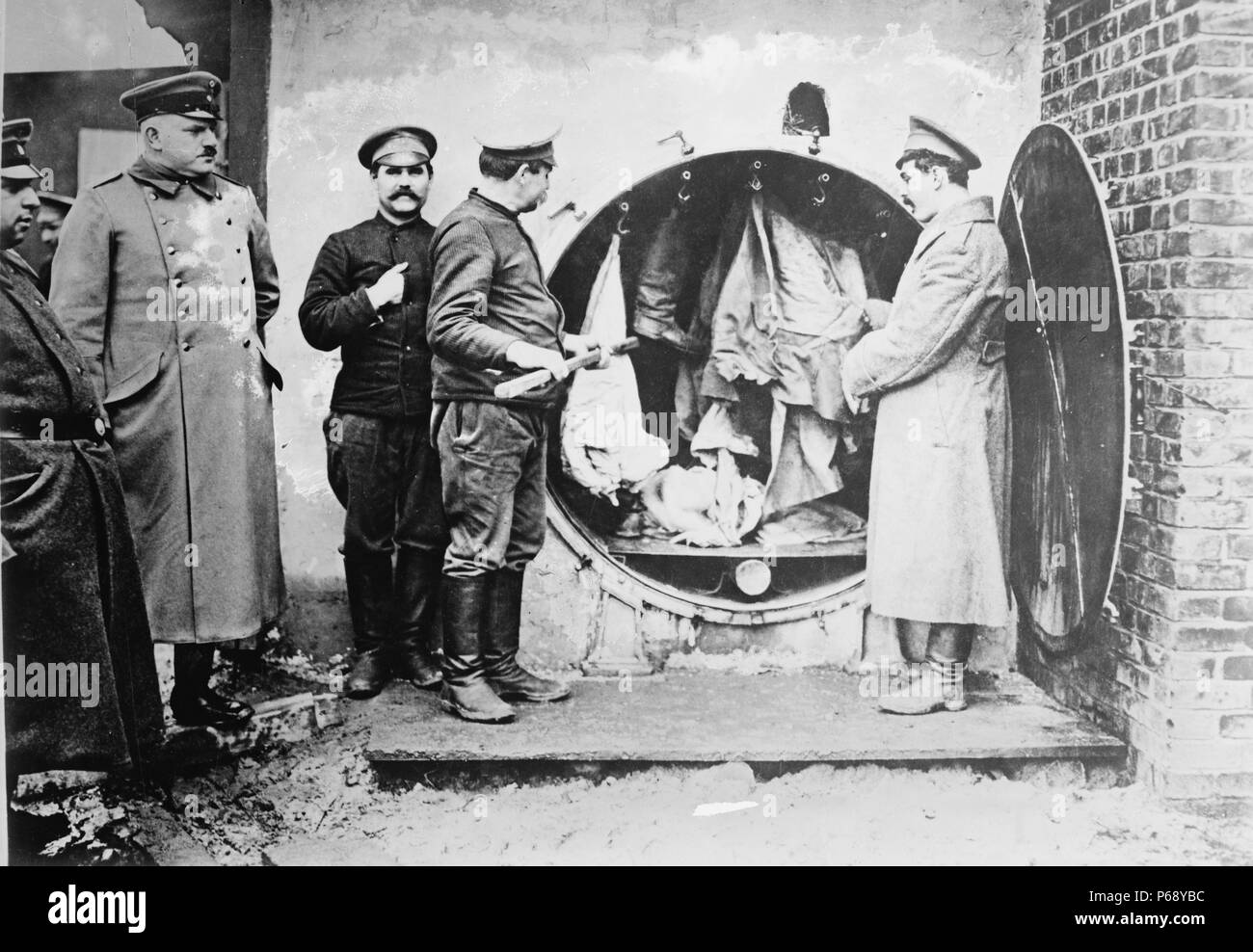 Photographie de la désinfection des vêtements des prisonniers russes pendant la Première Guerre mondiale. Datée 1915 Banque D'Images