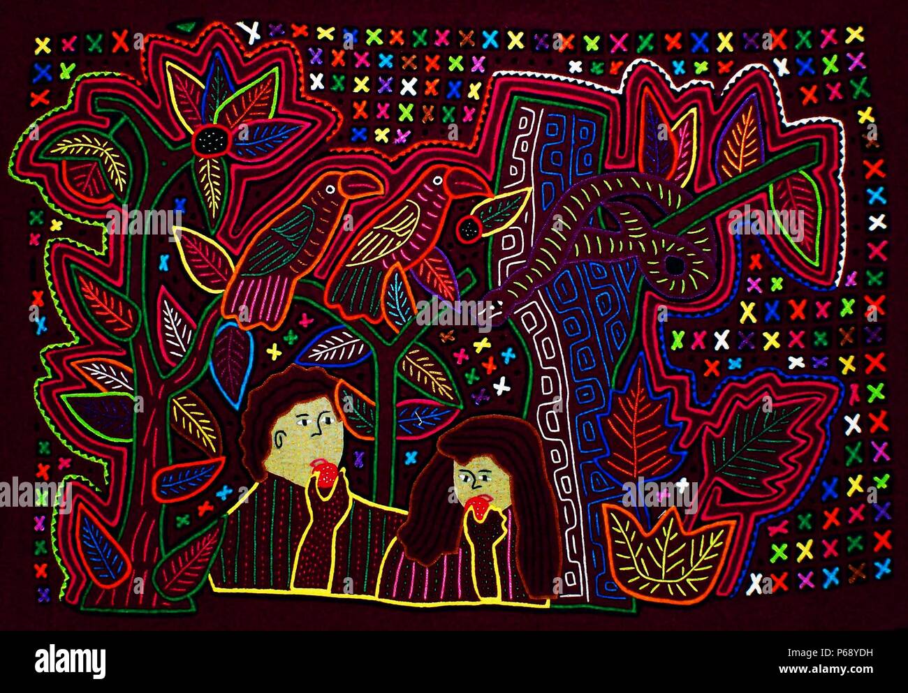 Mola Kuna par artiste textile indien, représentant une scène biblique. À partir de l'archipel des San Blas, Panama. Design en applique inverse portés sur femme blouse. Adam et Eve sont tentés par le serpent b l'arbre de la connaissance et de manger les pommes. Mola de l'île de Soledad Meria. Banque D'Images