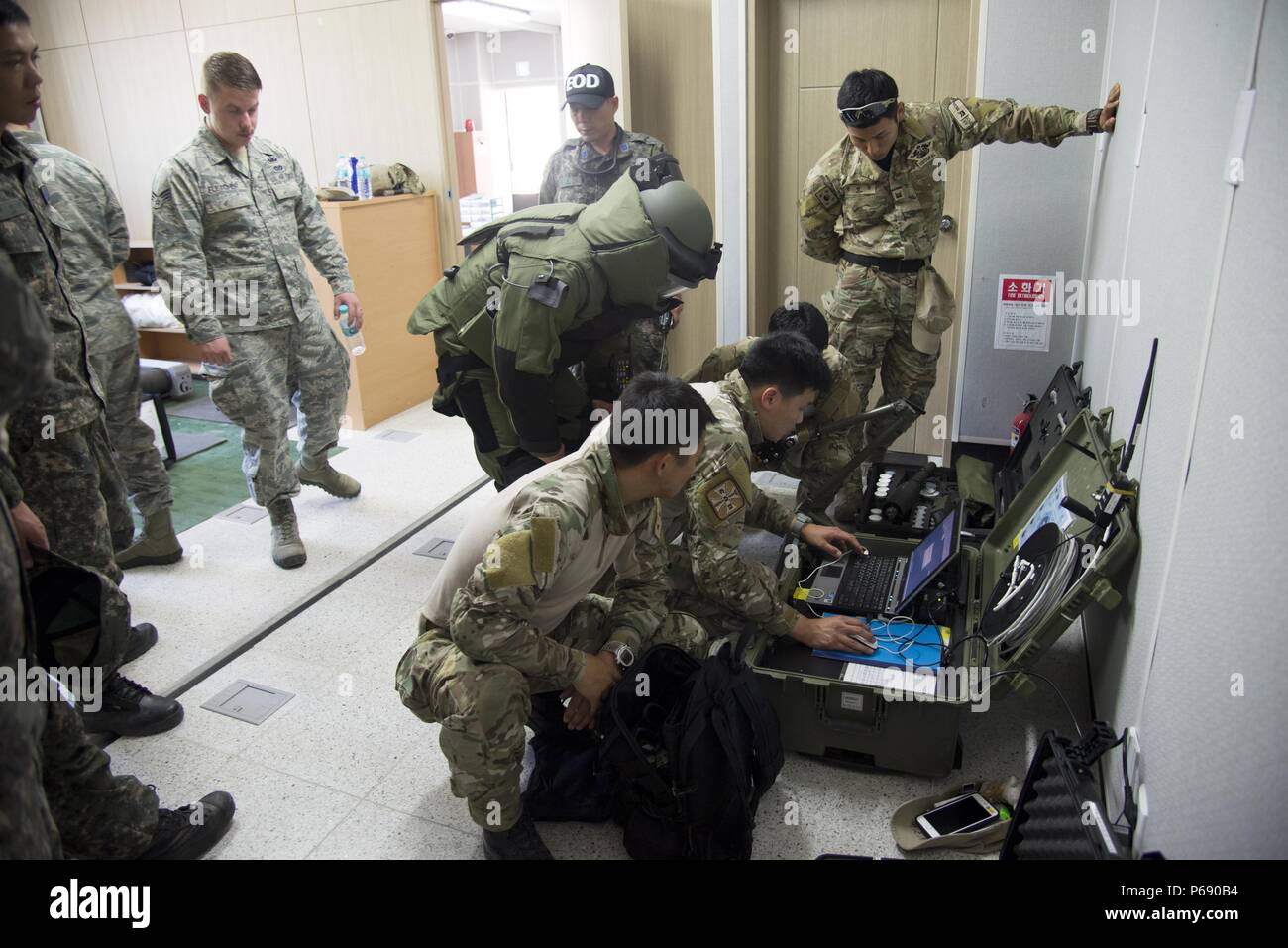 Marine de la République de Corée sous l'eau de l'équipe de démolition, l'examen des joints d'une radiographie d'une maquette explosif improvisé au cours de formation interarmées d'élimination d'EEI le 18 mai 2016, Air Force Base de commandement de la formation de l'Éducation, République de Corée. U.S. Air Force Explosive ordnance techniciens du 51e escadron de Génie Civil construit la maquette IED pour tester les capacités tactiques et de techniciens EOD ROK. (U.S. Photo de l'Armée de l'air par le sergent. Jonathan Steffen/libérés) Banque D'Images