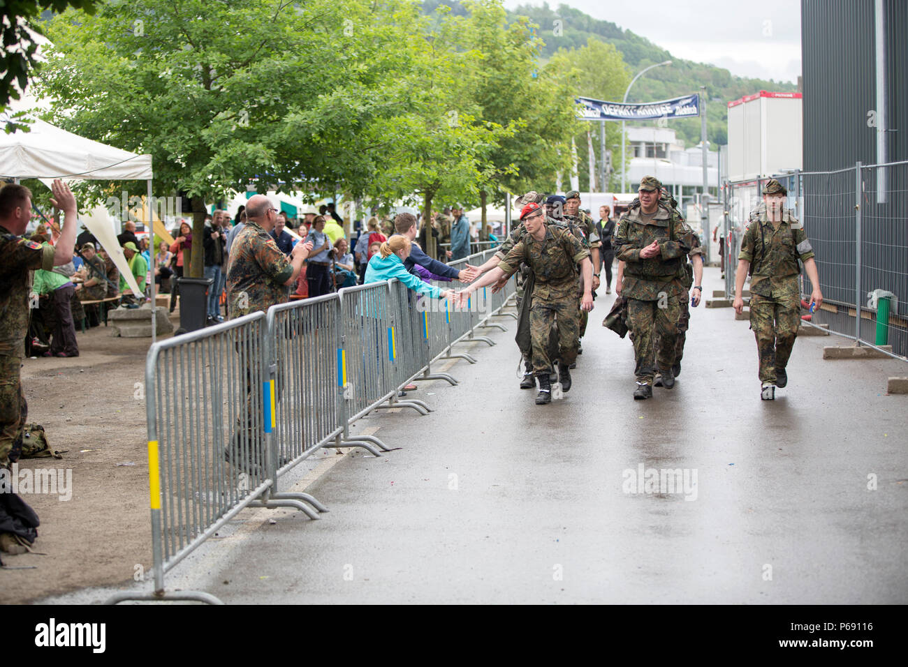 Une équipe du service militaire Les membres parviennent à célébrer après avoir franchi la ligne d'arrivée lors de la 49e marche annuelle internationale de Diekirch, Diekirch, Luxembourg, le 22 mai 2016. Il s'agit d'un marche international annuel organisé par l'armée luxembourgeoise et de la ville de Diekirch. Les civils et militaires les participants à effectuer 80 kilomètres pendant une période de deux jours autour du voisinage de Diekirch, Luxembourg. (U.S. Photo de l'armée par la CPS. Tracy/McKithern) Parution Banque D'Images