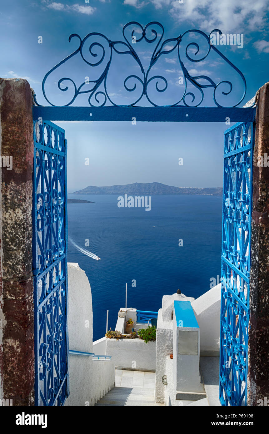 Sur La Mer Par Une Porte Ouverte A Santorini Photo Stock Alamy Sur La Mer Par Une Porte Ouverte A Santorini Photo Stock Alamy