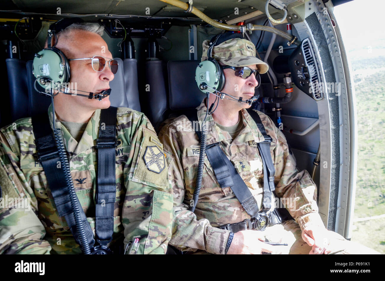 Le général Patrick Reinert, Fort McCoy haut commandant du Commandement du soutien régional et 88e commandant général (à droite) et le Colonel David Pinter, commandant de la garnison de Fort McCoy (à gauche) effectuer une visite aérienne de la formation étendue de fonctionnalités apportées par l'éventail complexe sur Fort McCoy, au Wisconsin, le 23 mai. En tant que centre de formation de la Force totale, Ft. McCoy est chargé des opérations d'appui à la formation et à l'état de préparation du personnel militaire et des unités de toutes les branches et les composants d'Amérique aux forces canadiennes. La 88e facilite la formation du RSC sur Ft. McCoy grâce à des programmes comme l'opération Platinum w Banque D'Images