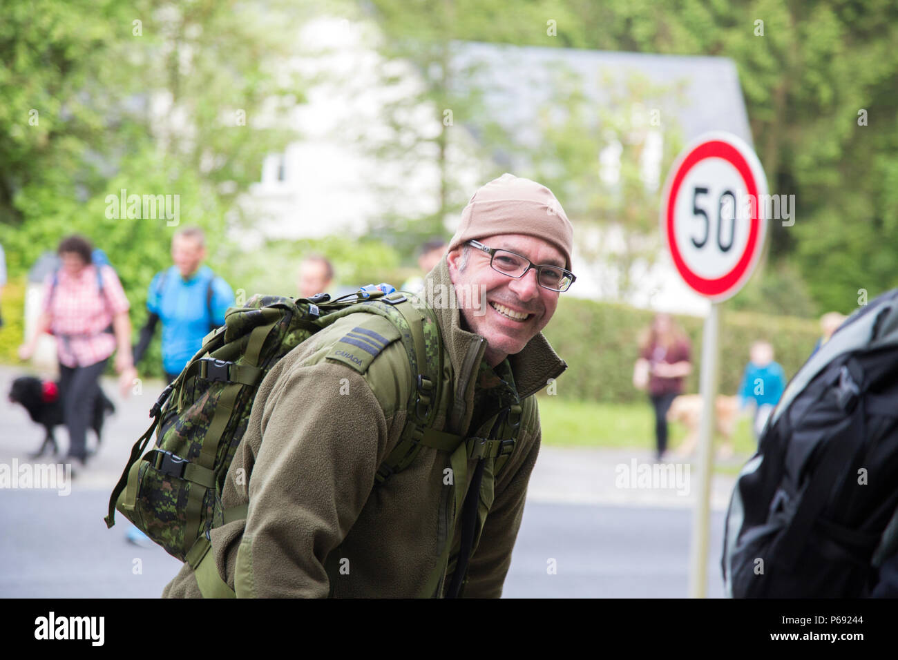 Les participants à la 49e mars marche annuelle internationale de Diekirch, Diekirch, Luxembourg, le 21 mai 2016. Il s'agit d'un marche international annuel organisé par l'armée luxembourgeoise et de la ville de Diekirch. Les civils et militaires les participants à effectuer 80 kilomètres pendant une période de deux jours autour du voisinage de Diekirch, Luxembourg. (U.S. Photo de l'armée par la CPS. Tracy/McKithern) Parution Banque D'Images