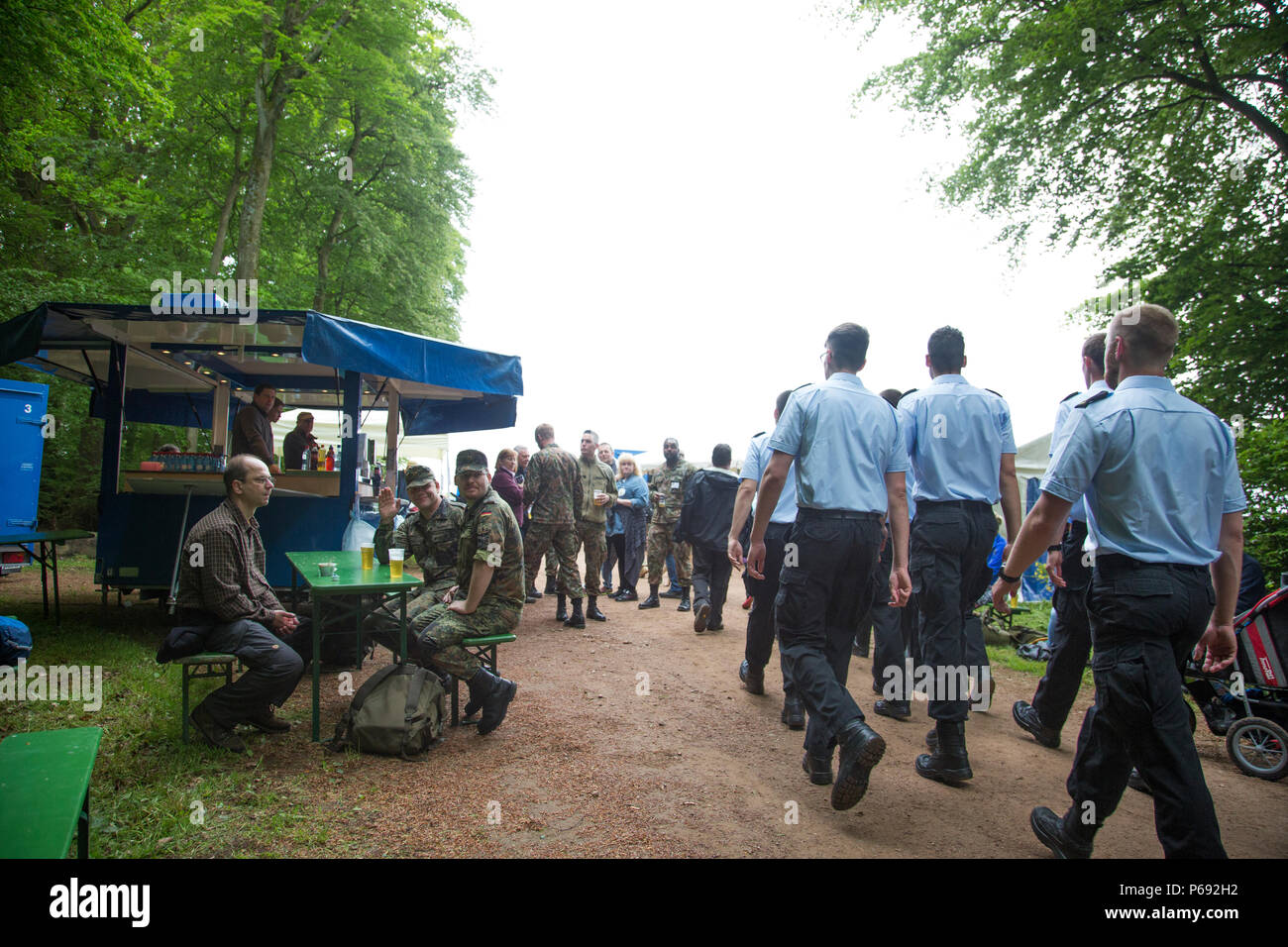 Les participants à la 49e mars marche annuelle internationale de Diekirch, Diekirch, Luxembourg, le 21 mai 2016. Il s'agit d'un marche international annuel organisé par l'armée luxembourgeoise et de la ville de Diekirch. Les civils et militaires les participants à effectuer 80 kilomètres pendant une période de deux jours autour du voisinage de Diekirch, Luxembourg. (U.S. Photo de l'armée par la CPS. Tracy/McKithern) Parution Banque D'Images