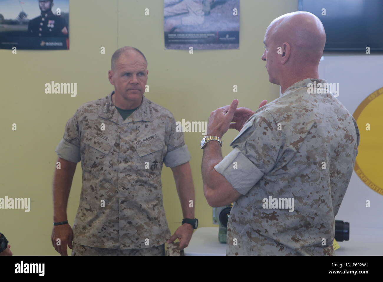 U.S. Marine Corps Brig. Le général David Ottignon, général commandant du 1er Groupe logistique maritime, des entretiens avec le général Robert Neller, Commandant de la Marine Corps, à propos de la situation actuelle et future des opérations d'impression 3D en utilisant le système de fabrication dans le corps expéditionnaire 1MLG sur Camp Pendleton, en Californie, le 24 mai 2016. Le Corps expéditionnaire est un système de fabrication d'impression 3D mobile et l'usinage shop conçu pour fournir une exécution rapide pour les pièces critiques de la mission déployée dans l'environnement. (U.S. Marine Corps photo par le Sgt. Rodion Zabolotniy, Caméra de combat, Camp Pendleton/libérés) Banque D'Images