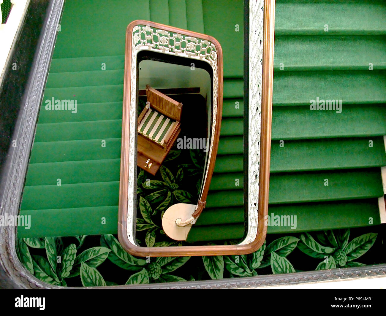 Escalier intérieur vert avec iron grill balustrade et rampes en bois Banque D'Images