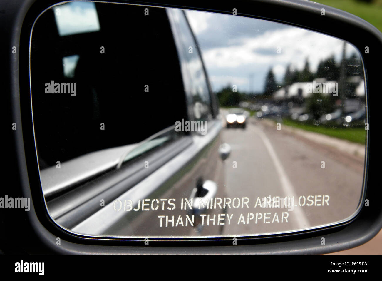 Un miroir sur le côté d'une voiture États-Unis un avertissement : les objets en miroir peut être plus proche qu'ils apparaissent. Banque D'Images