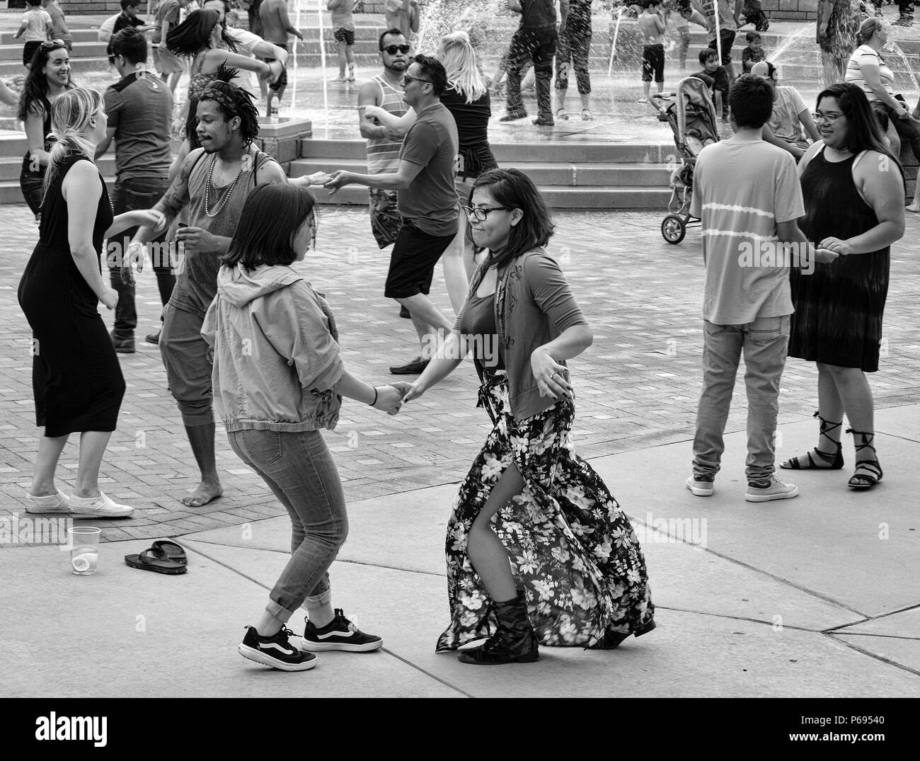 Couple danse du Hola Carolina Festival, célébrant la culture latino-américaine, inAsheville, NC, USA Banque D'Images