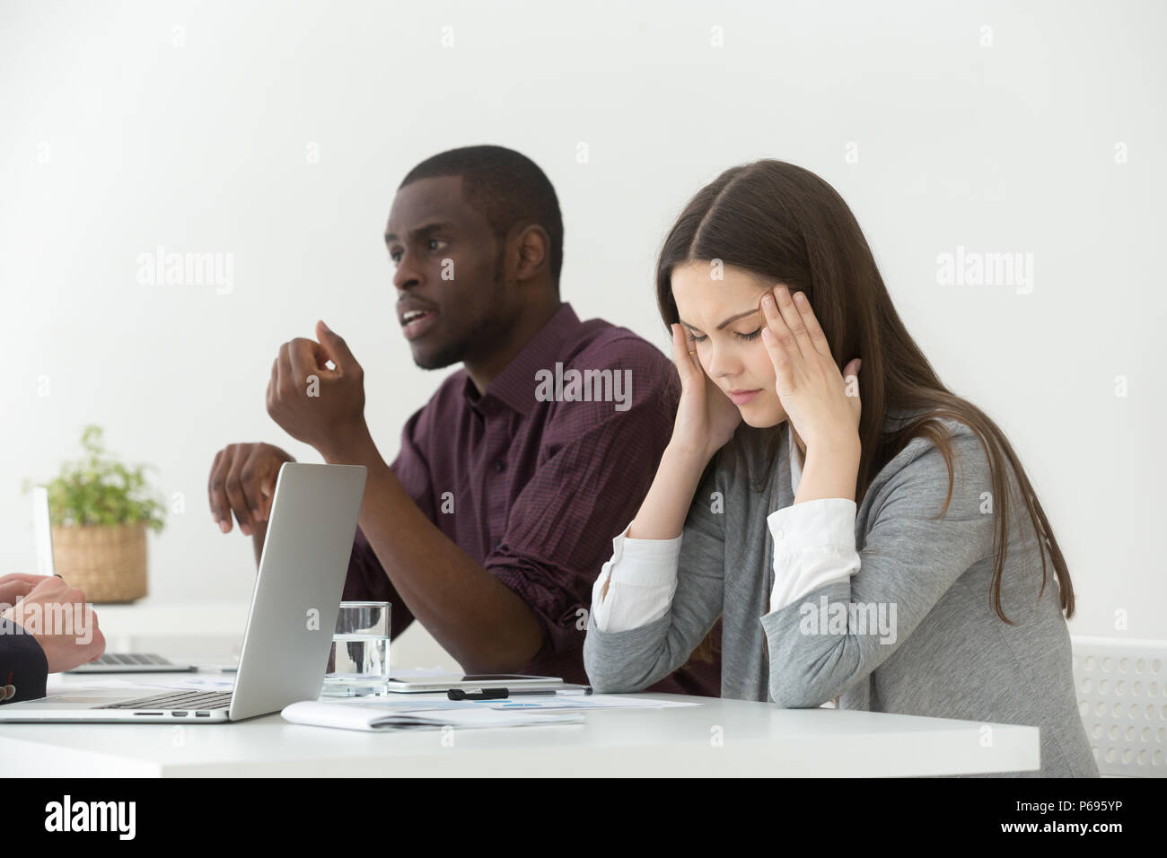 Les femmes souffrant de maux de tête a souligné au cours de la réunion d'affaires Banque D'Images