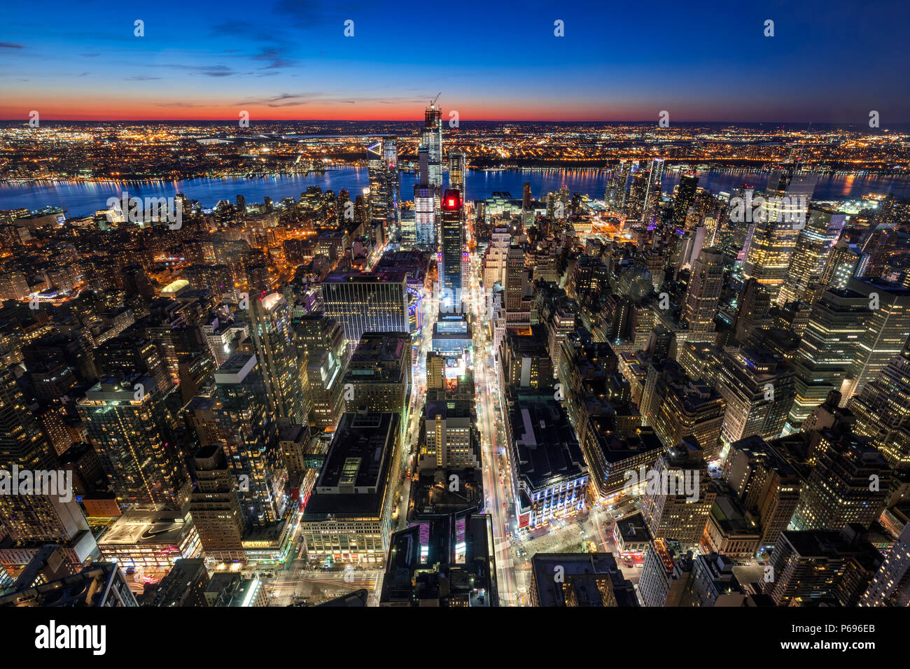 New York, NY, USA - Mach 11, 2018 : Vue aérienne de Manhattan Midtown West à new Hudson Yards des gratte-ciel en construction au crépuscule. Banque D'Images
