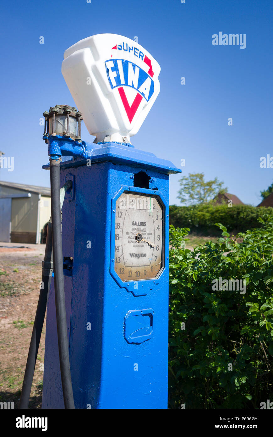 Une vieille pompe à essence Fina Super dans une propriété privée montrant vieille mesure analogique en gallons impériaux. Banque D'Images