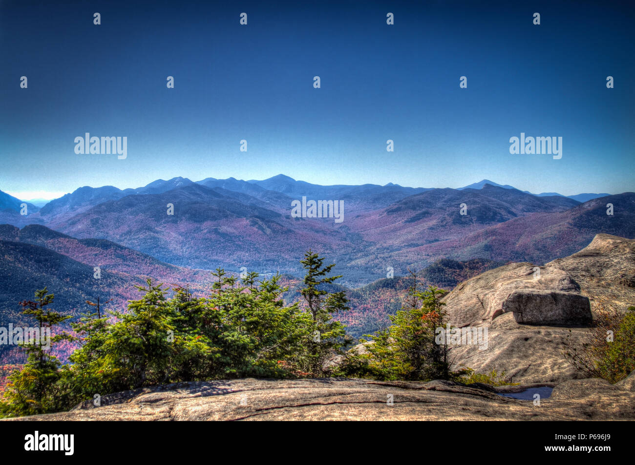 Randonnées d'automne sur l'Ouragan Mountain dans le parc des Adirondack, New York State Banque D'Images