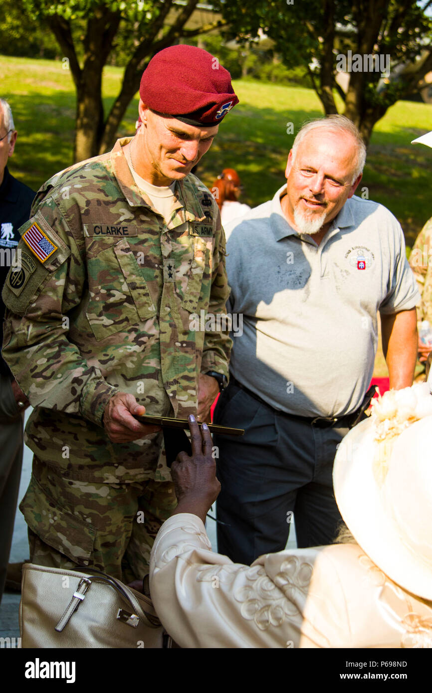 Le major-général Richard Clarke, général commandant la 82e Division aéroportée, est montré une vieille photo d'une étoile d'or de la famille héros tombé après avoir trouvé le nom sur le nouveau monument dédié à les parachutistes qui ont perdu la vie au cours d'une formation de combat au cours d'une cérémonie commémorative à la 82e Abn. Div. War Memorial Museum à Fort Bragg, N.C., 25 mai. Les familles, amis, anciens combattants et leurs respects des parachutistes et honoré leurs camarades tombés au combat. Le nouveau monument présentait plus de 220 noms, tous victimes de la formation. Banque D'Images