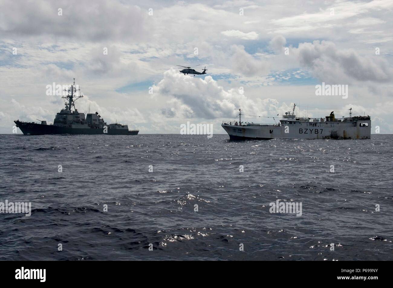 1605017-N-SU278-134 OCÉAN PACIFIQUE (le 17 mai 2016) - Les Marins affectés aux missiles de l'USS Spruance (DDG 111), et les gardes côte à partir de la Garde côtière canadienne d'application de la Loi du District 14 se préparer à bord d'un détachement de la marine marchande pour l'inspection des bateaux de pêche dans le cadre de l'Océanie, l'Initiative de sécurité maritime (OMSI). Spruance, ainsi que les destroyers lance-missiles USS Momsen (DDG 92) et USS DECATUR (DDG 73), et s'est lancé "Devil Fish" et "Warbirds" des détachements de l'Escadron d'hélicoptères grève maritime (HSM), 49 sont déployés dans le cadre d'une flotte américaine du Pacifique 3e Surface Action Group (SAG) PAC sous Banque D'Images