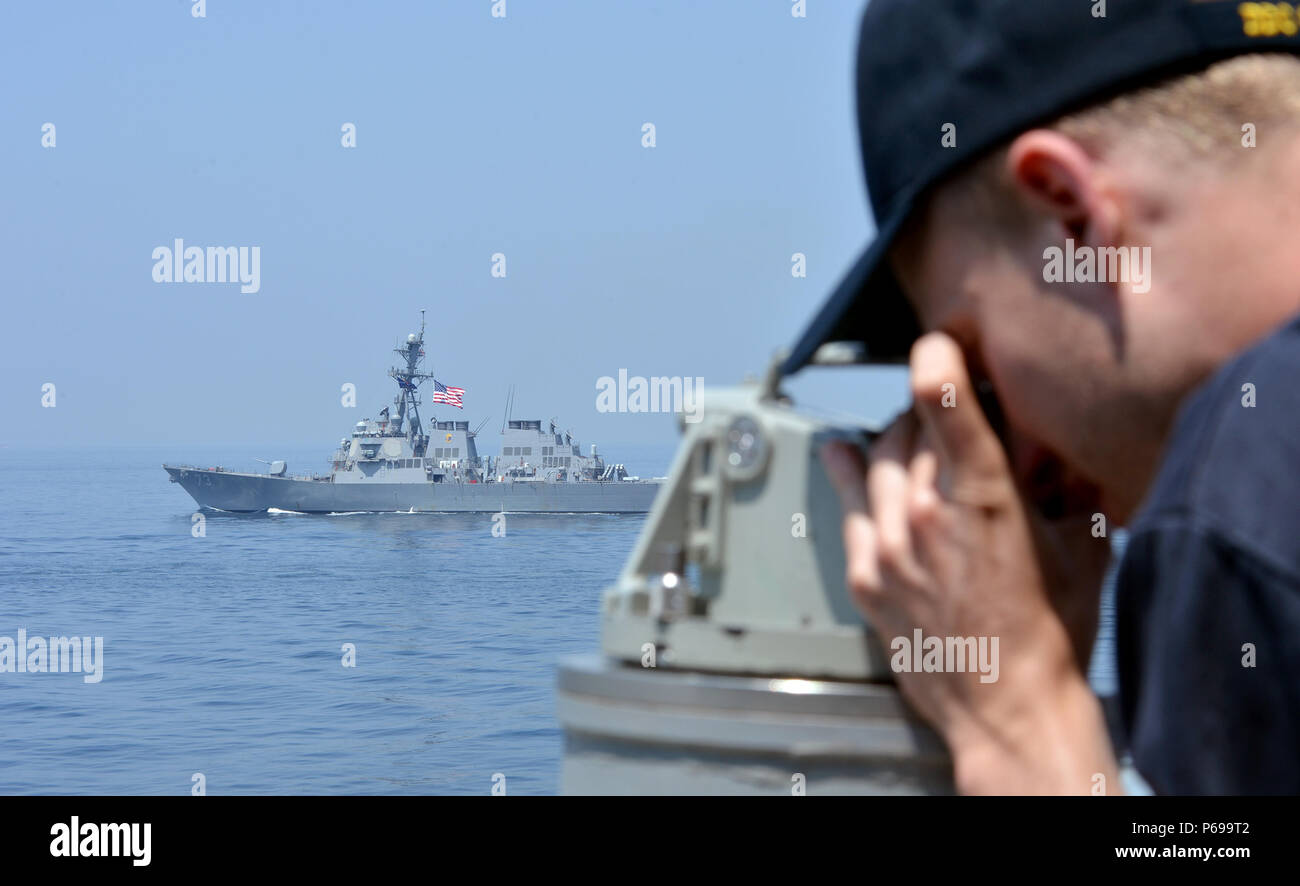 160525-N-YU572-122 MER DU JAPON (25 mai 2016) - L'Ens. Robert Steele, à bord du destroyer lance-missiles USS Momsen (DDG 92), utilise une alidade d'obtenir un roulement sur le destroyer USS-missiles Decatur (DDG 73) au cours d'un exercice de manœuvre. Les destroyers Decatur, Momsen, et USS Spruance (DDG 111) sont déployés dans le cadre d'une flotte américaine du Pacifique 3e Surface Action Group (SAG) PAC en vertu de l'escadrille de destroyers (CD) 31. (U.S. Photo par marine Spécialiste de la communication de masse 1re classe Jay C. Pugh/libérés) Banque D'Images