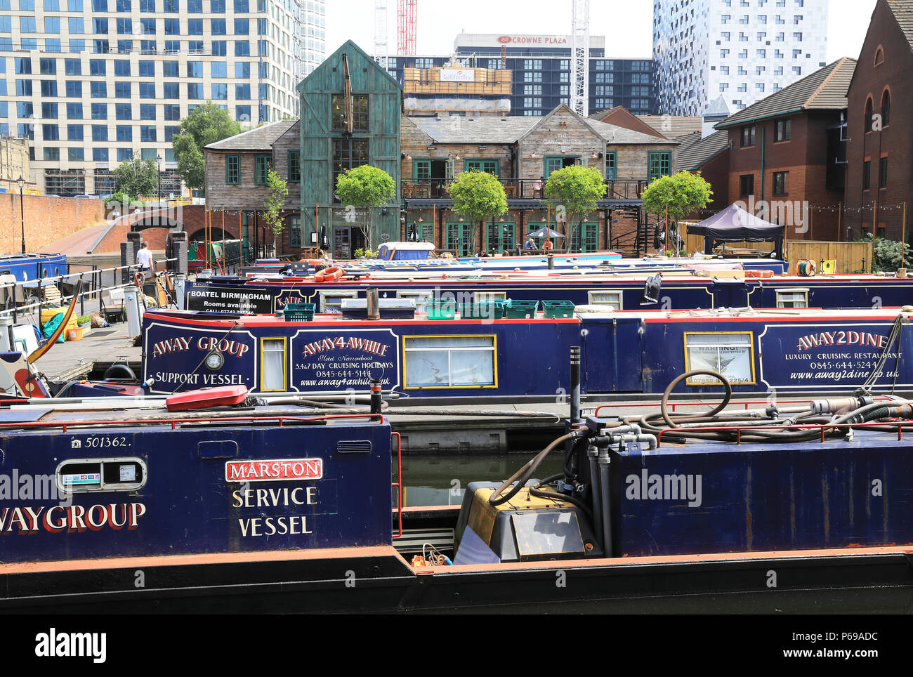 Gaz attrayante du bassin de la rue à Birmingham dans les Midlands au Royaume-Uni. Le coeur de le réseau de canaux, de chemins de halage le sont bordées de bars et pubs, UK Banque D'Images