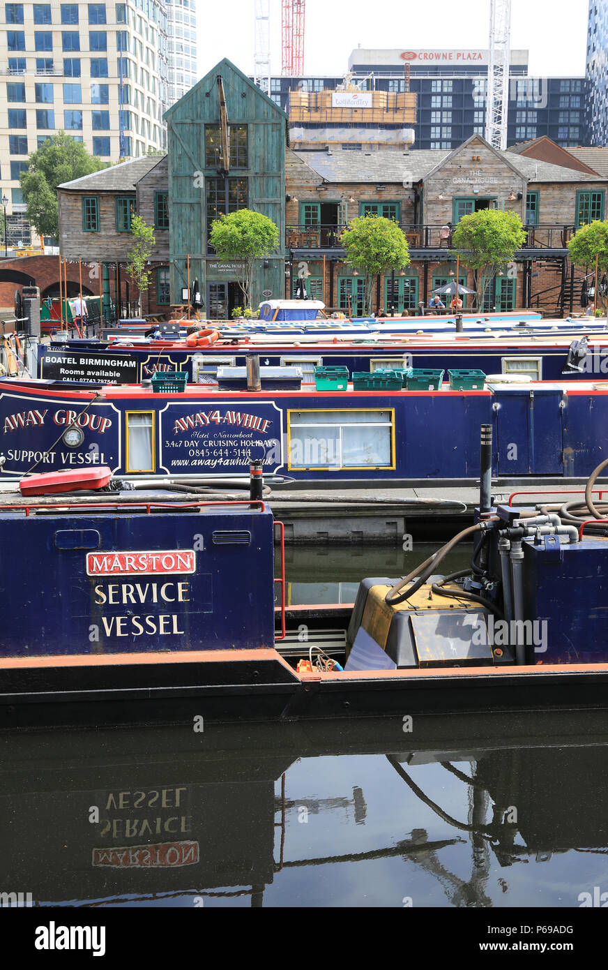 Gaz attrayante du bassin de la rue à Birmingham dans les Midlands au Royaume-Uni. Le coeur de le réseau de canaux, de chemins de halage le sont bordées de bars et pubs, UK Banque D'Images