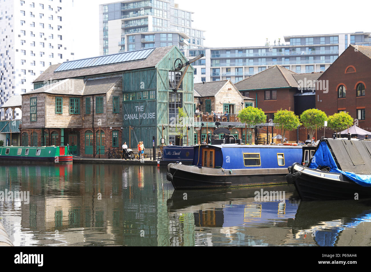 Gaz attrayante du bassin de la rue à Birmingham dans les Midlands au Royaume-Uni. Le coeur de le réseau de canaux, de chemins de halage le sont bordées de bars et pubs, UK Banque D'Images