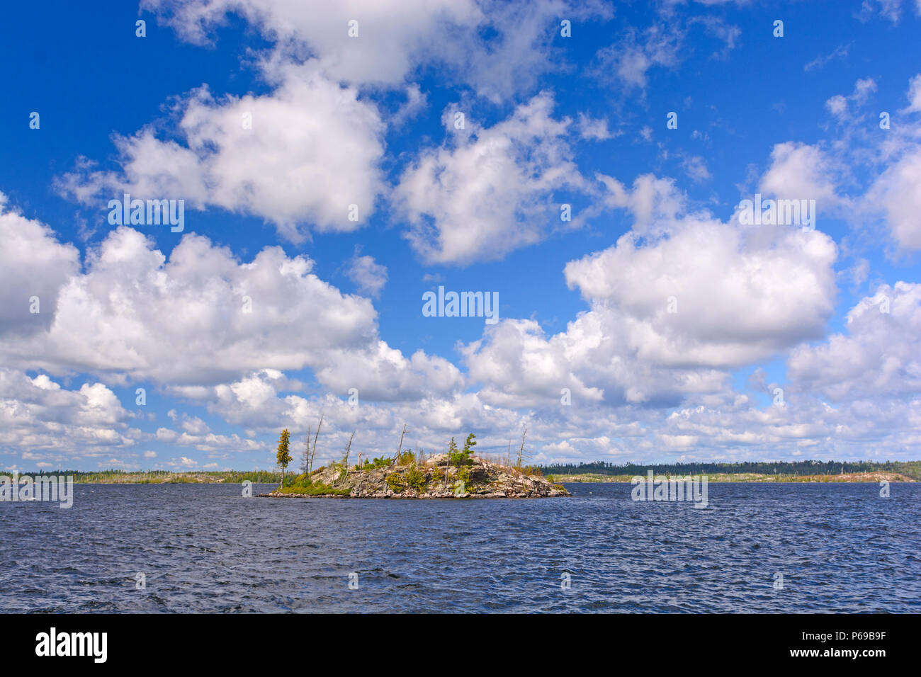 L'île solitaire sous un grand ciel sur Seagull Lake dans les eaux limitrophes au Minnesota Banque D'Images