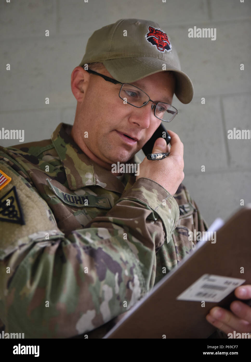 SAN MARCOS, Guatemala - le capitaine de l'armée américaine Douglus Kuhn, Groupe de travail Red Wolf medical planner, appels d'une ligne 9 médicaux tout en participant à un exercice d'un grand nombre de blessés le 28 mai 2016, lors de l'exercice AU-DELÀ DE L'HORIZON 2016 au Guatemala. La ligne 9-médical est utilisé pour que l'information la plus importante à l'épandage aérien des unités médicales. Banque D'Images