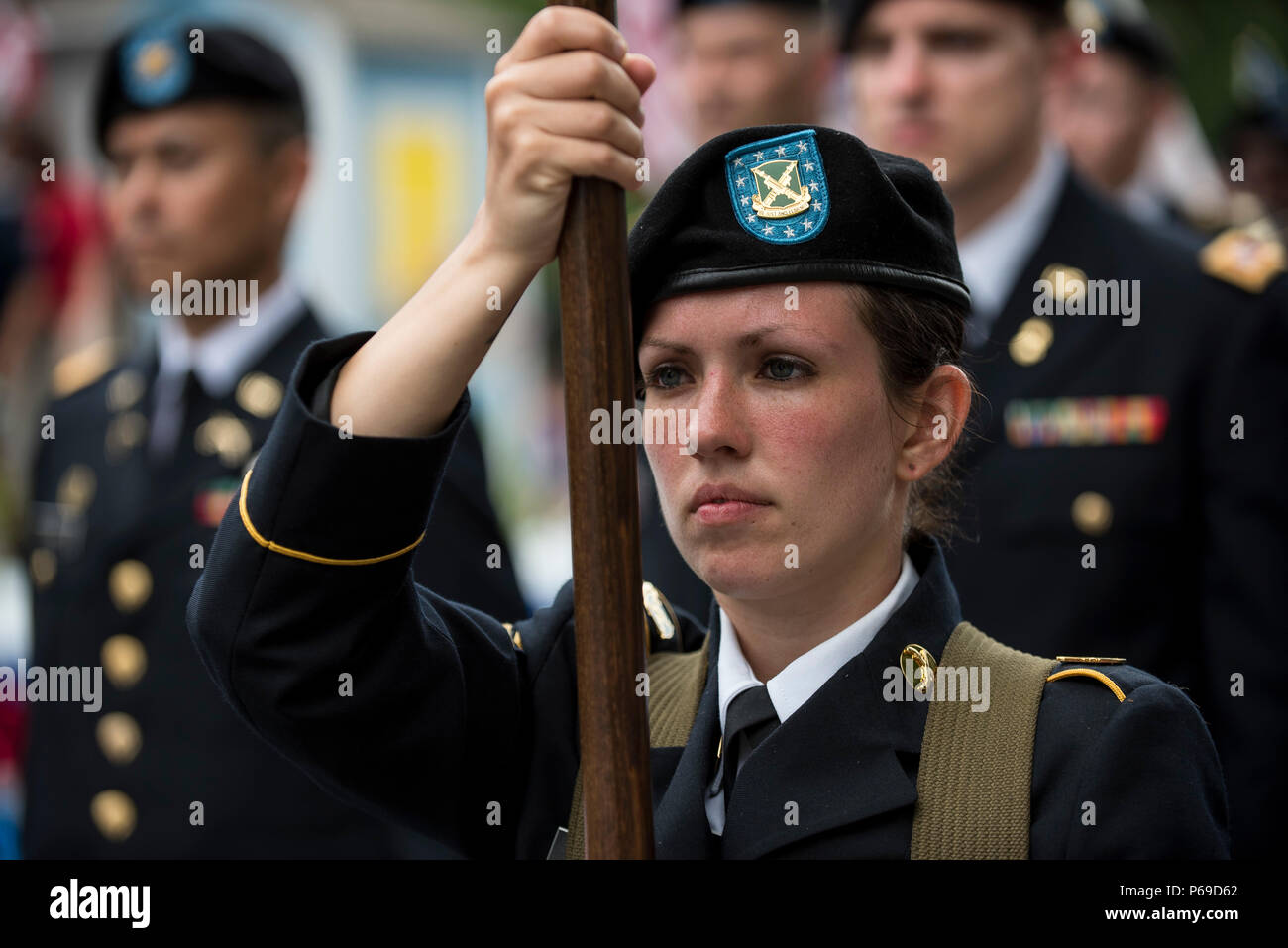 Le Sgt. Bretagne Albanese, avec le commandement de la Police militaire 443rd, tient le guidon pour le 200e de la Police militaire au cours d'une marche le long de la Constitution Avenue dans le 2016 National Memorial Day Parade à Washington, D.C., le 30 mai. Les soldats étaient en formation à partir de la 200e MP Cmd., à partir de Fort Meade, Maryland ; la 55e Brigade de soutien, de Fort Belvoir, Virginie, et l'intelligence militaire de commandement de l'état de préparation, de Fort Belvoir. (U.S. Army photo par le Sgt. Michel Sauret) Banque D'Images