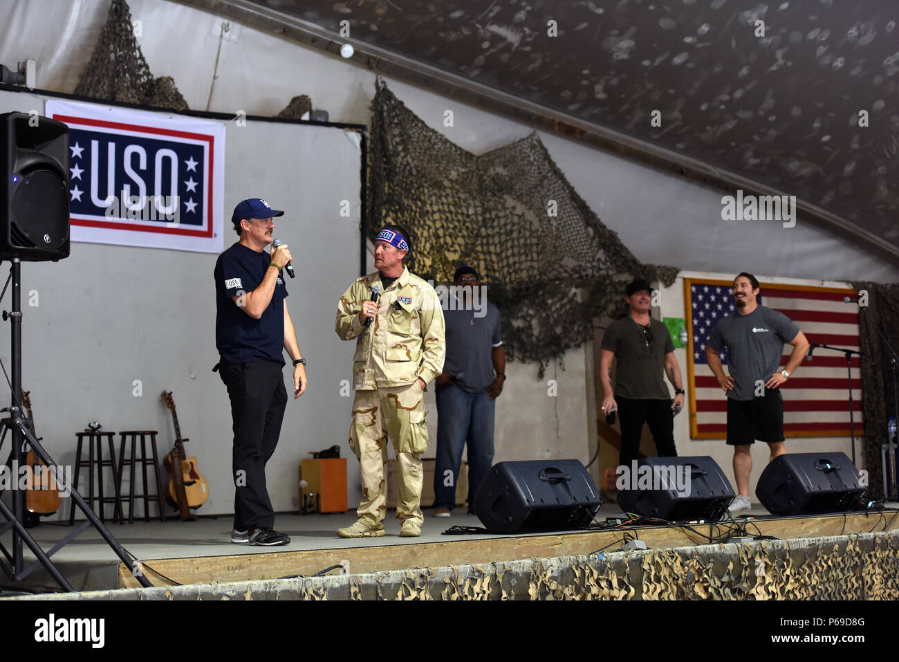 L'acteur Matthew Lillard fonctionne comme le général de l'Armée Frank Grass, chef, Bureau de la Garde nationale, conduit la toute première tournée uso de la Garde nationale, de l'Afghanistan, le 19 mai 2016. L'acteur Robert Patrick, ancien joueur NBA Sam Perkins, contemporain chanteur-compositeur de musique country Jerrod Niemann et UFC fighter Tim Kennedy sont également sur scène. (U.S. La Garde nationale de l'armée photo par le Sgt. 1re classe Jim Greenhill) (Sortie) Banque D'Images