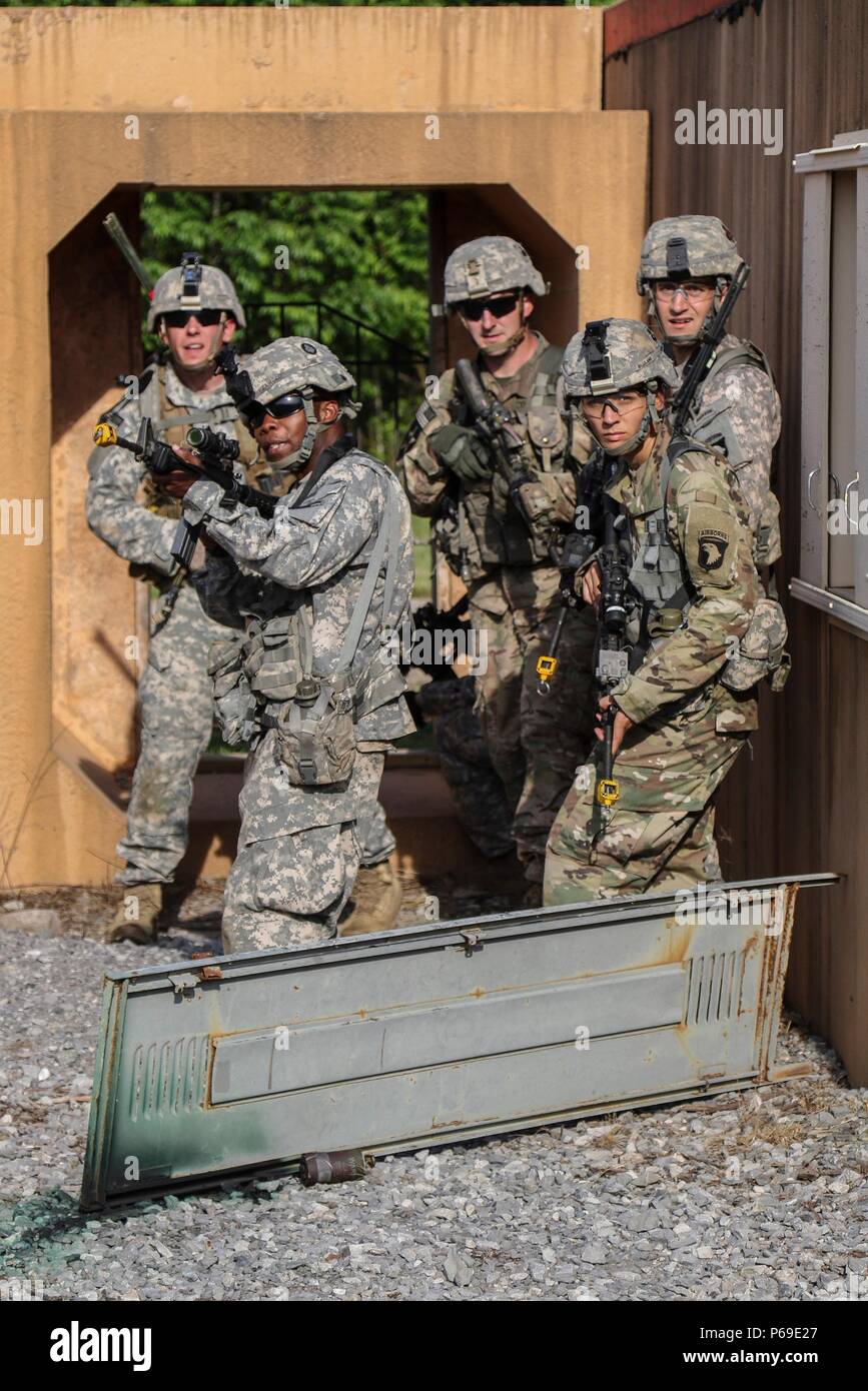 Agents avec 1ère Brigade Combat Team, 101st Airborne Division (Air Assault), se préparent à retourner le feu lors d'un raid de l'entraînement à plage 65, Fort Campbell, Kentucky. 23 mai, 2016. Le raid a fait partie de l'agilité du commandant, un événement de deux jours destiné à bâtir l'esprit de corps dans l'ensemble de l'entreprise dans le cadre de "Bastogne" commandants et fournir la brigade et l'occasion de son mentor sur les dirigeants d'être agile et d'adaptation. (U.S. Photo de l'armée par le Sgt. Samantha Stoffregen, 1e Brigade Combat Team, 101st Airborne Division (Air Assault) Affaires publiques) Banque D'Images