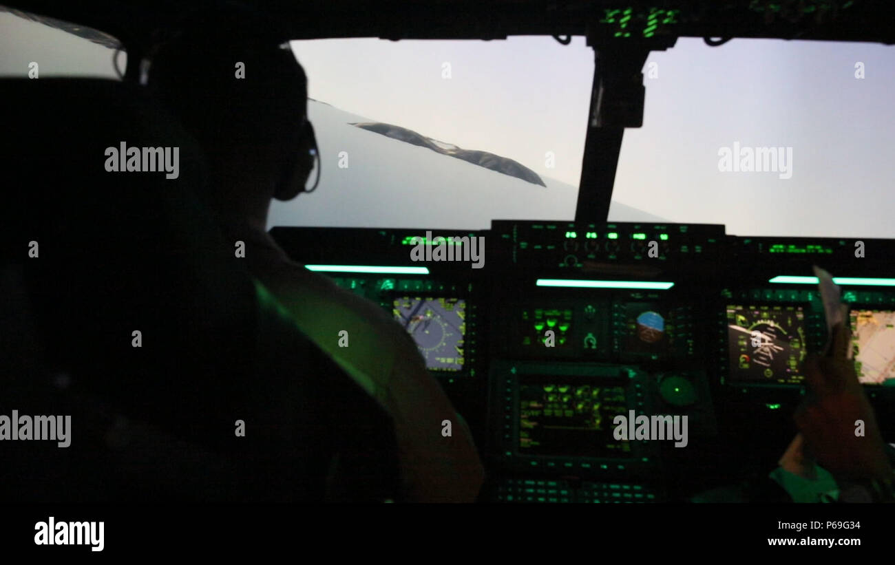 Avec les pilotes de l'escadron à rotors basculants moyen maritime (VMM) 364 l'exploitation d'une MV-22 Osprey au cours de simulateur de vol à bord du pavillon virtuel Marine Corps Air Station Camp Pendleton, en Californie, le 18 mai. Drapeau virtuel est l'activité phare de l'US Air Force Missions réparties Operations Center of Excellence (DMOC) et est un exercice trimestriel entre les branches militaires à l'aide de divers avions et simulateurs mécanisée dans tout le pays. (U.S. Marine Corps photo par le Sgt. Brian Marion/libérés) Banque D'Images