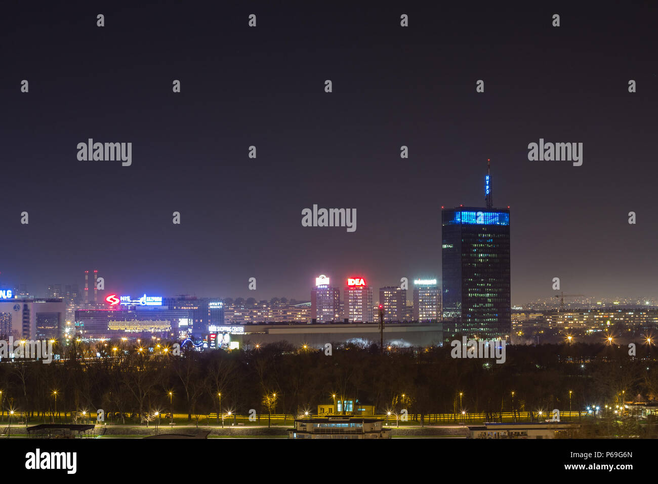 BELGRADE, SERBIE - Mars 21, 2015 : Skyline de New Belgrade (Beograd) vu par nuit à partir de la forteresse de Kalemegdan. Les principaux monuments de la distri Banque D'Images