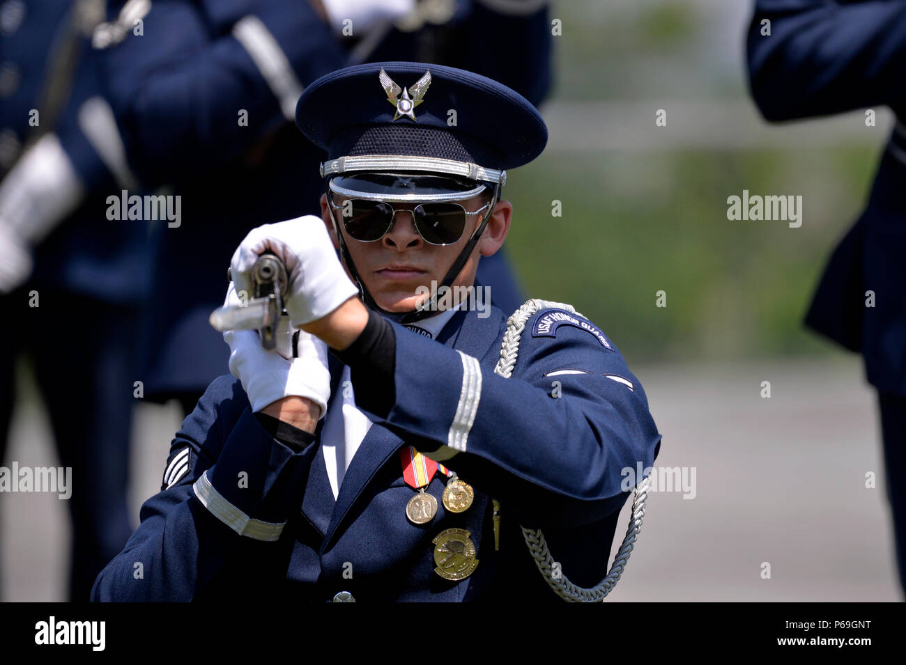 L'équipe d'exercices de la Garde d'honneur de l'US Air Force effectue une démonstration officielle au Mémorial de l'Air Force, Washington, DC, le 27 mai 2016, pour les visiteurs Honor Flight, y compris les vétérans de la seconde Guerre mondiale, de la guerre de Corée et du Vietnam. La cérémonie montre l'exercice cérémoniel, la marche précise, et les honneurs militaires, mettant l'accent sur la discipline, la tradition, et la reconnaissance du service et des sacrifices des anciens combattants. Banque D'Images