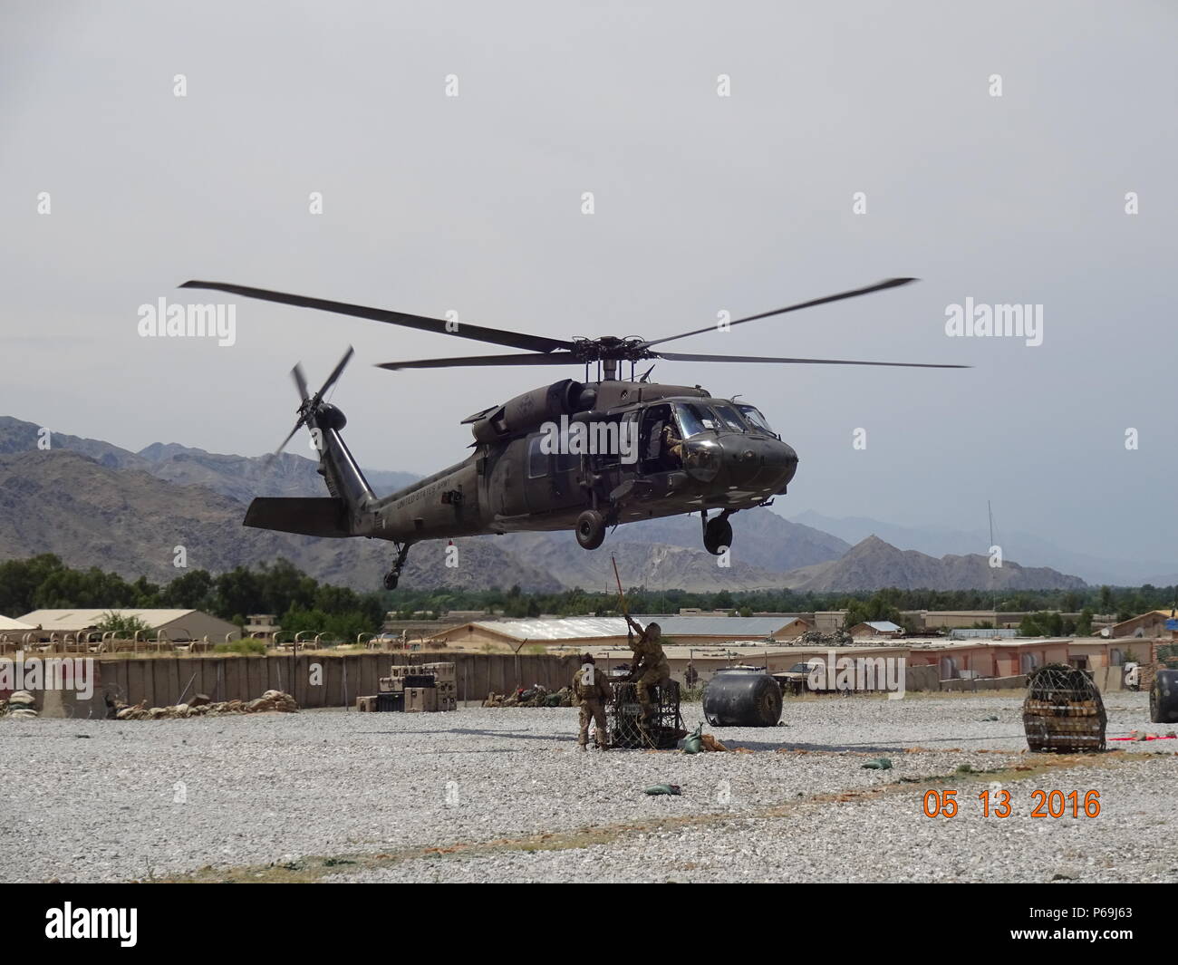 Un UH-60 Black Hawk élinguées de l'équipement de base d'opérations avancée, Joyce, l'Afghanistan, le 13 mai 2016. La 40e CAB a envoyé une équipe de Washington et de la Californie à fuelers Garde nationale d'armée de l'Est de l'Afghanistan pour soutenir la mission de l'aviation afghane. (Photo gracieuseté de la CPS. Jeremy Miller) Banque D'Images