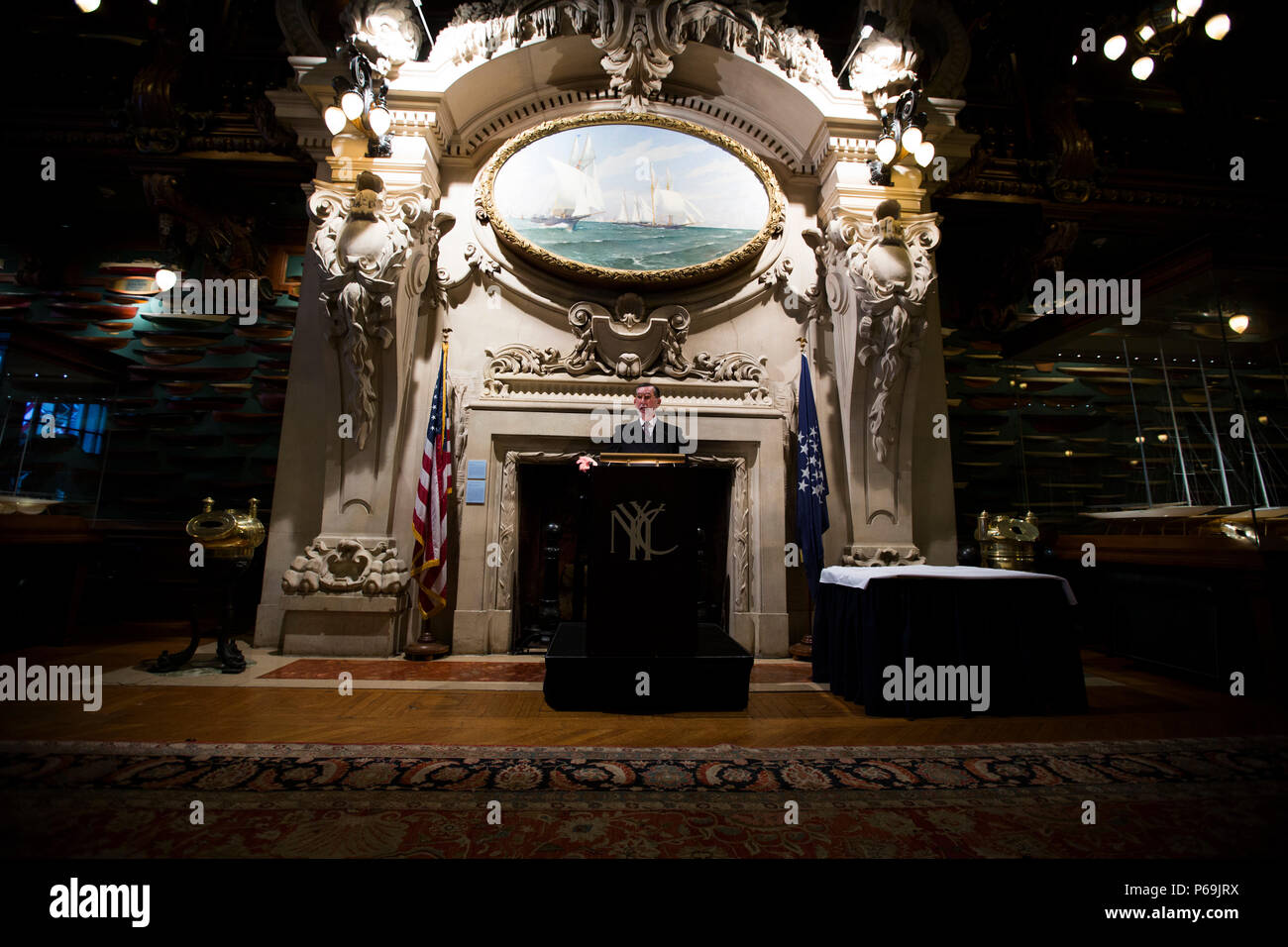 Peter Sweetser, membre du New York Yacht Club, offre d'ouverture au cours d'une réception de bienvenue au New York Yacht Club dans le cadre de la Fleet Week à New York, le 25 mai 2016. Plus de 500 Marines américains et de marins avec la 24e Marine Expeditionary Unit, participera cette année à la Semaine de la flotte. (U.S. Marine Corps Photo par le Sgt. Rebecca L. Floto, Caméra de combat 2D MARDIV/libérés) Banque D'Images