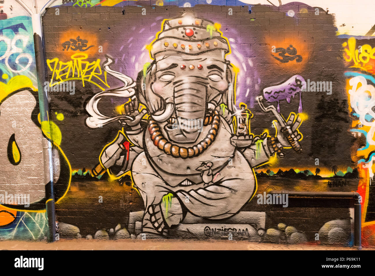 London Waterloo Leake Street style graffiti éléphant indien sitting cross legged avec rouleau de peinture mauve lilas et souris @nziegram dans collier turban Banque D'Images