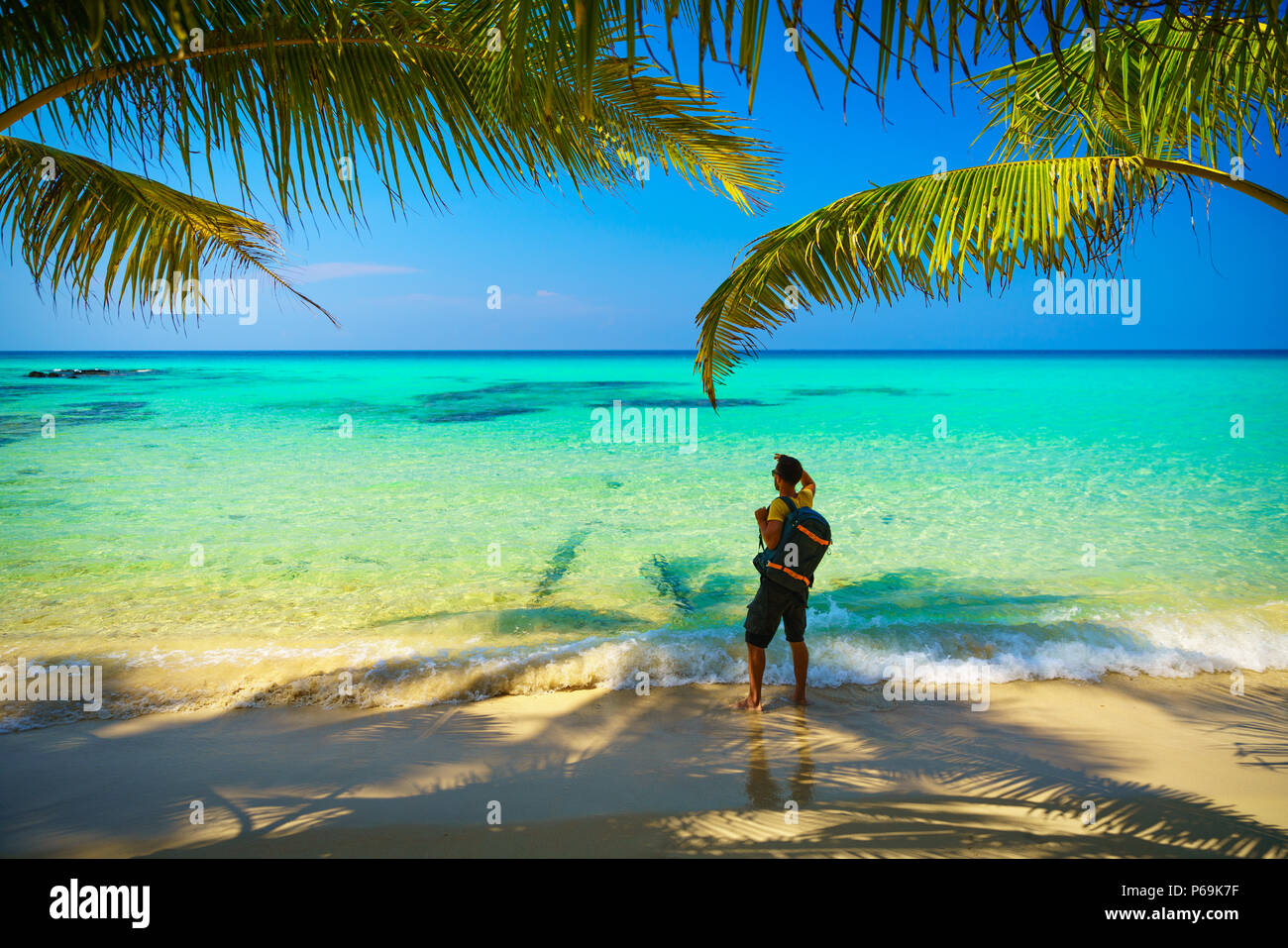 Photographe voyageur Silhouette avec sac à dos, debout près de la plage tropicale étonnante nature paysage en arrière-plan Banque D'Images