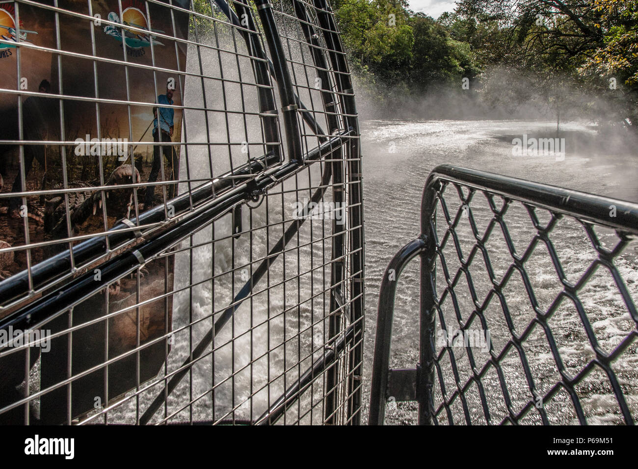 L'hélice dans la poupe de l'hydroglisseur développe une énorme poussée dans le territoire du Nord, en Australie Banque D'Images