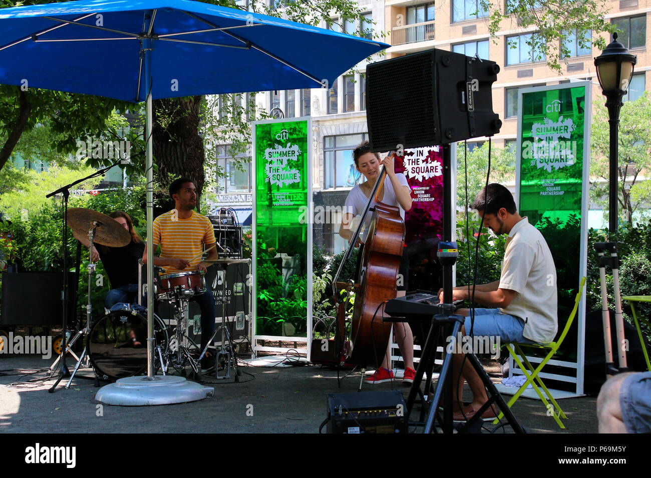 NEW YORK, NY - 22 juin : Jazz trio se produit sur scène en tant que partie de l'été à la place des activités libres dans Union Square à Manhattan sur Juin 22th, 201 Banque D'Images