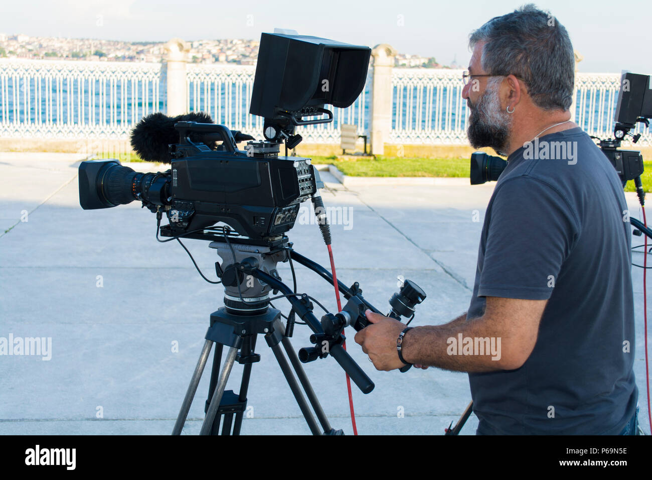 Côté arrière du caméraman vidéo photograp prise à la scène, et de l'équipement de production d'événements séminaire concept Banque D'Images