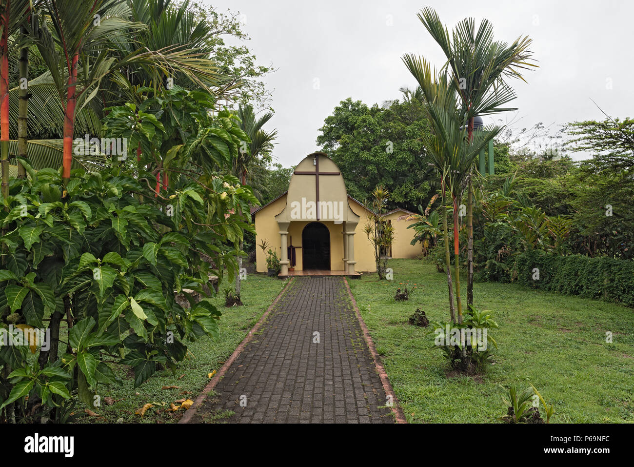 Petite église catholique dans la ville de Tortuguero, Costa Rica Banque D'Images