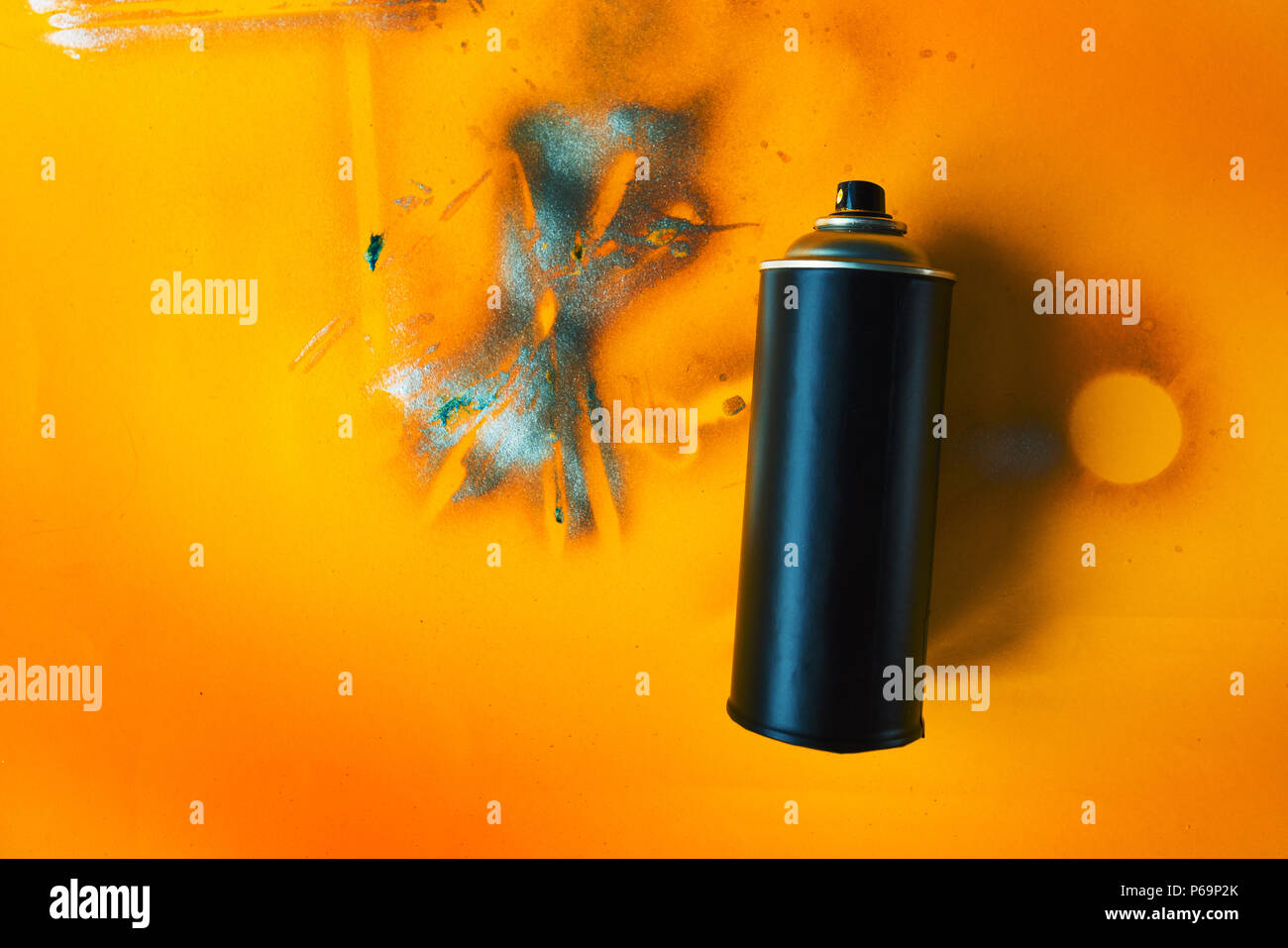 Couleur Noir pour bombe d'art graffiti grunge sur fond jaune Banque D'Images