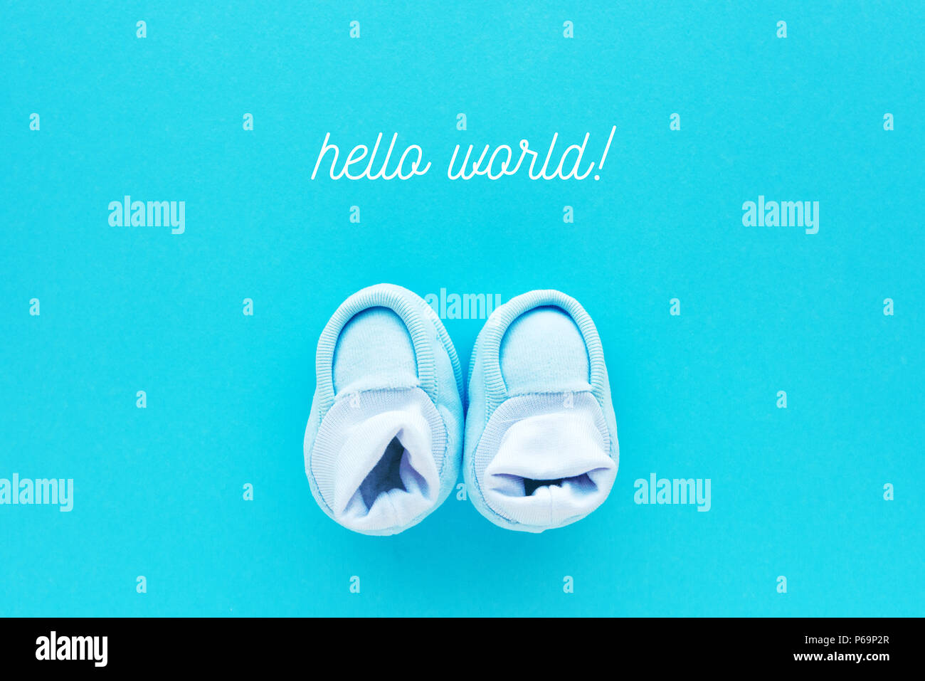 Message Hello World Avec Petit Bebe Nouveau Ne Garcon Chaussures Coton Vu Du Dessus Photo Stock Alamy