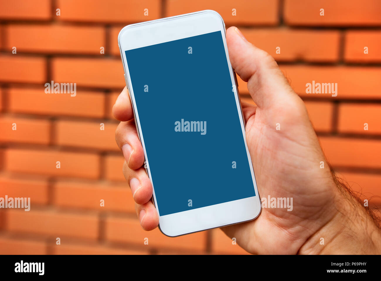 La main avec la maquette du smartphone copie espace, l'homme à l'aide de téléphone mobile contemporain moderne dans la rue en milieu urbain Banque D'Images