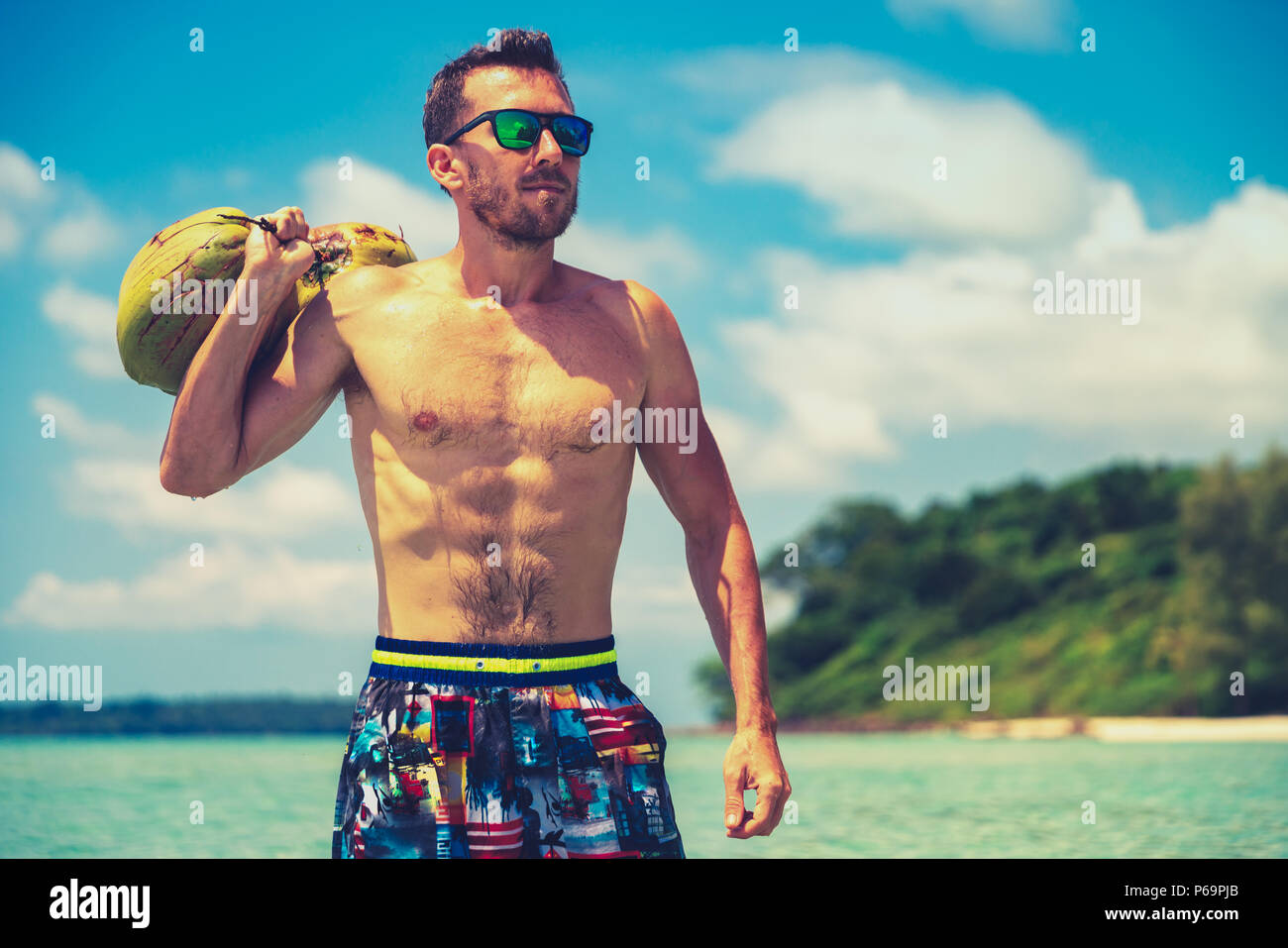 Homme De Plage Jeune La Soleil Lunettes D En Séduisant À Banque 7f6bgyY